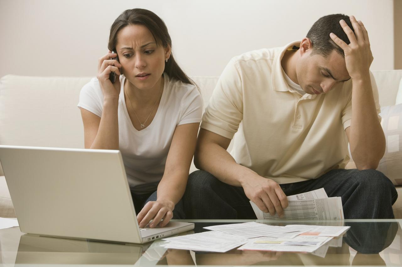 Hispanic couple having difficulty paying bills. - JDRF